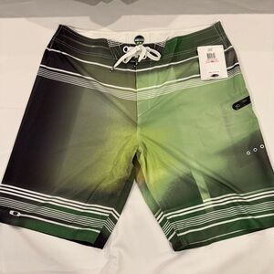 NWT OAKLEY HYPERSONIC BOARDSHORTS - SIZE 40